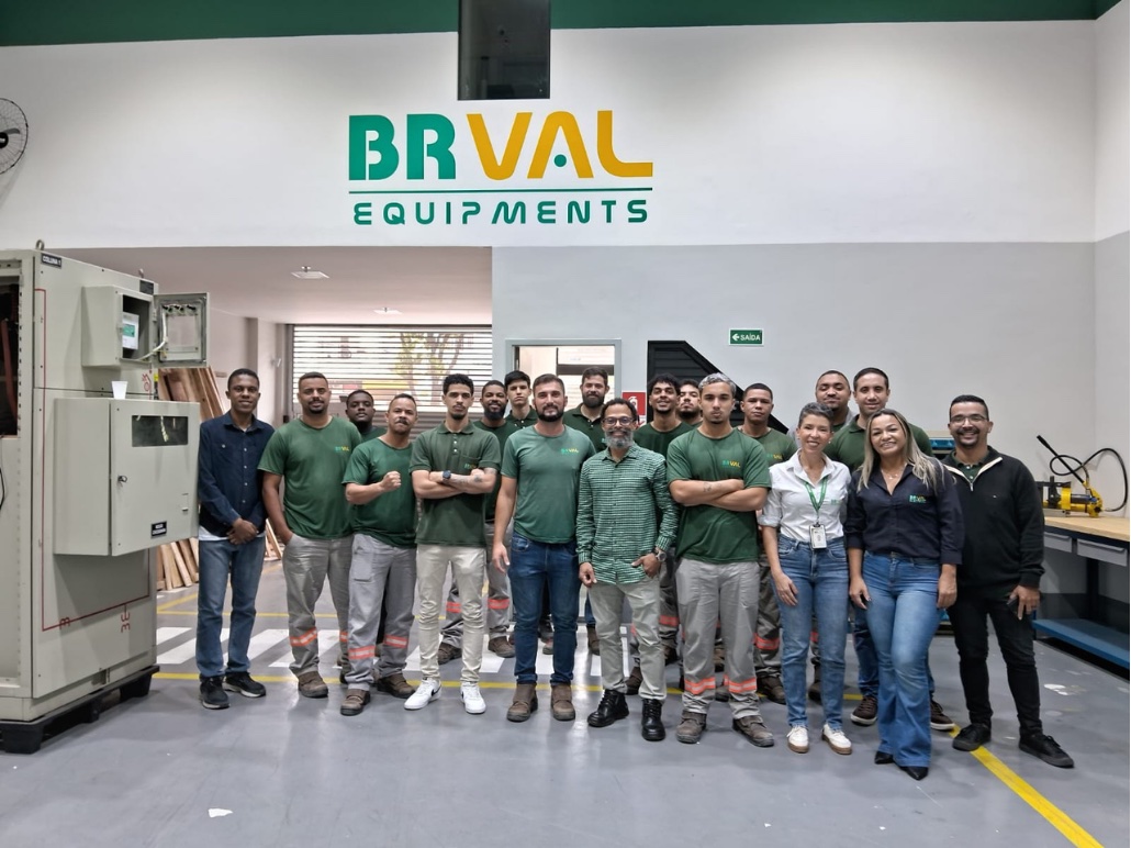 Equipe da BRVAL Equipments na unidade