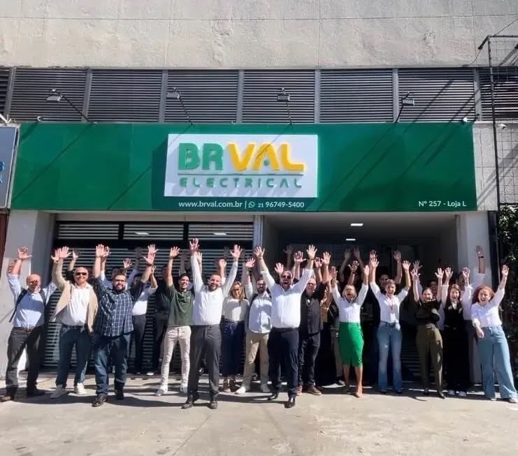 Equipe da BRVAL Equipments na fachada