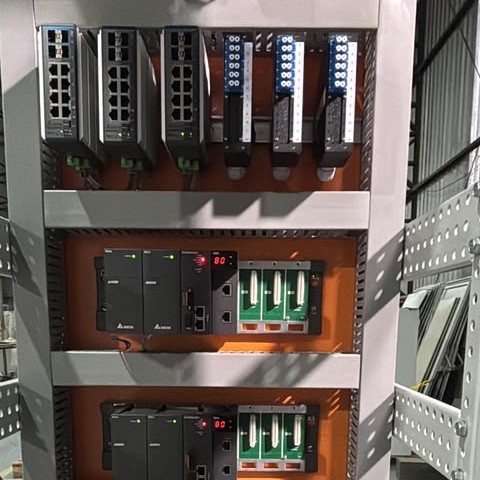 Detalhe de equipamentos de automação interligados dentro de um painel elétrico.