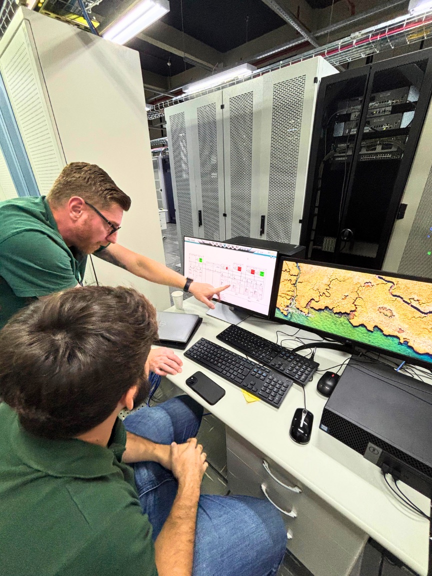 Equipe de engenharia da BRVAL operando sistema de supervisão e controle de automação